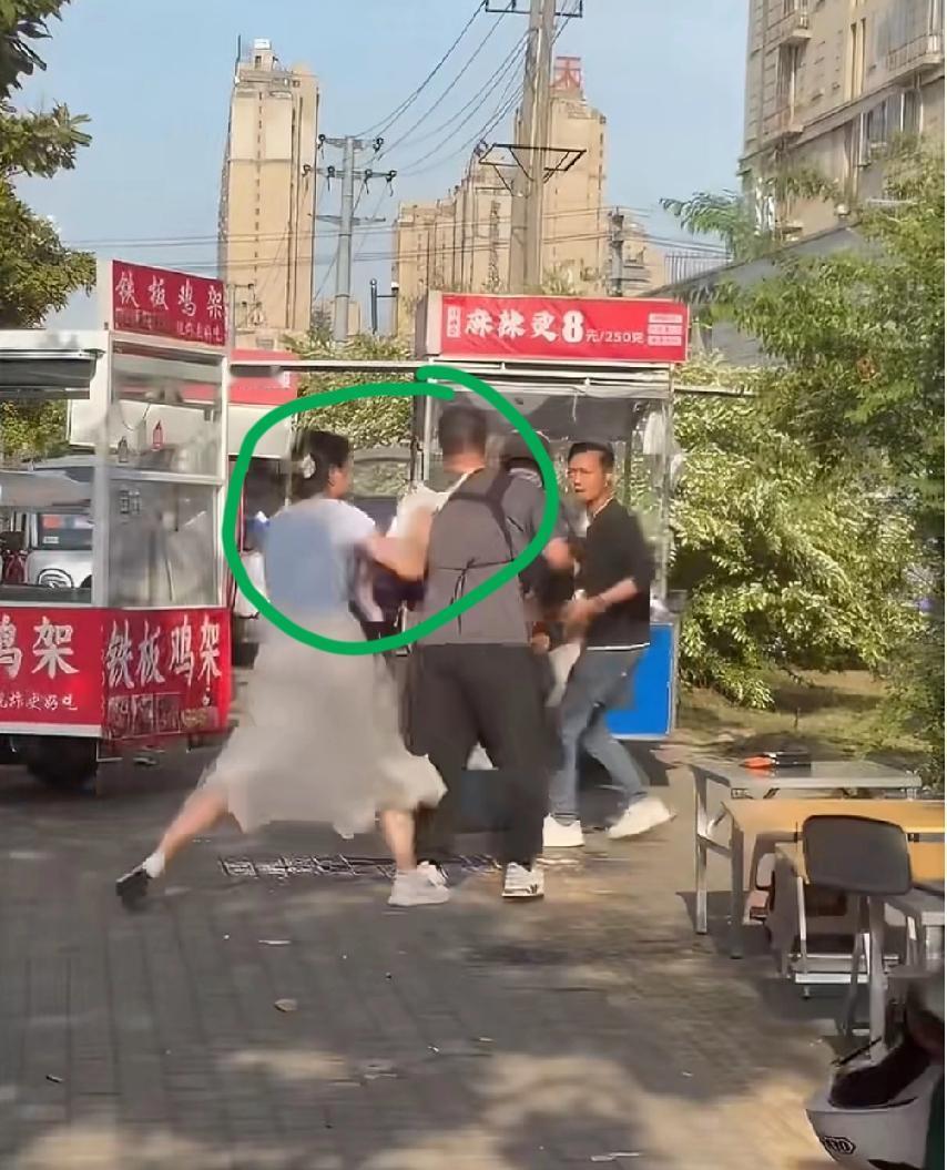 两名摊主争执过程中奇葩的一幕。两名摊主疑因争夺摊位发生争吵。争执过程中，一名男摊