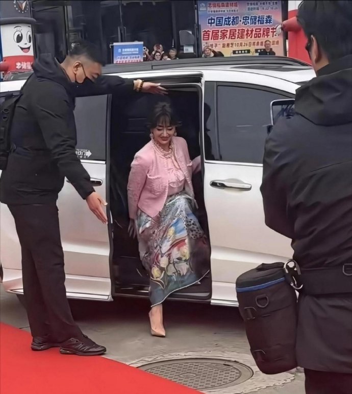 71岁赵雅芝戴假发穿10厘米高跟鞋出席活动，众人直夸她优雅好看​​​