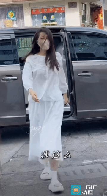 今日，曾黎寥寥无几的四个粉丝登上热搜。曾黎受邀参加活动，下车那一刻看到冷清的