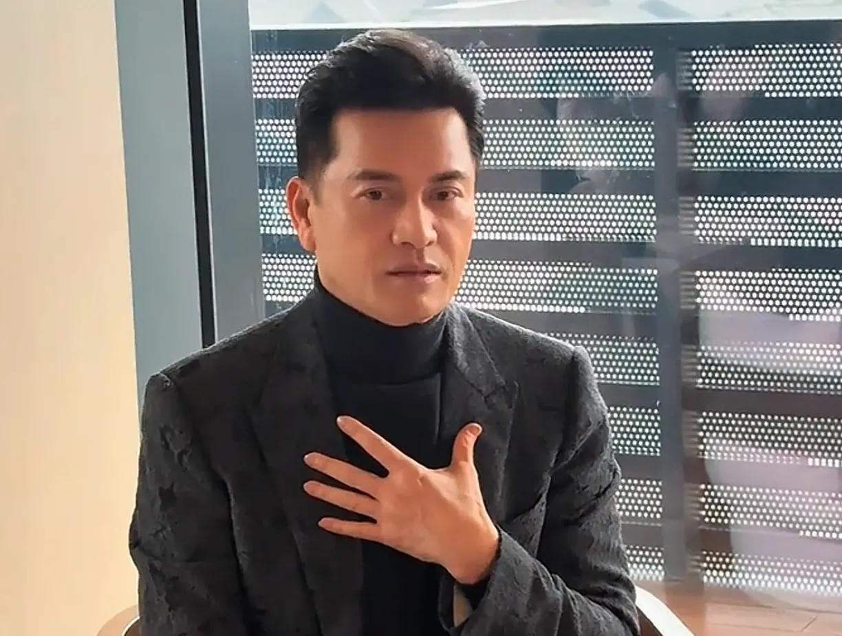 老一辈的香港演艺圈男艺人，有一大怪现象！容貌上千差万别。像以吕良伟，张智霖为代