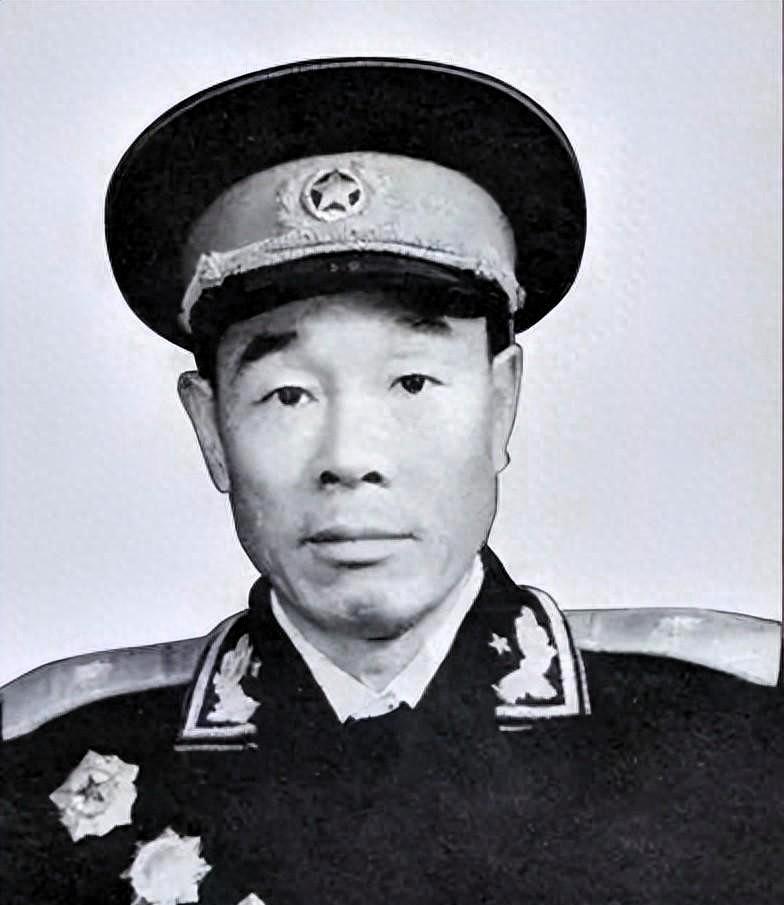 1944年，余克勤奉命与政委袁振率领仅三百余人的南下大队奔赴水东（睢杞太）敌后抗