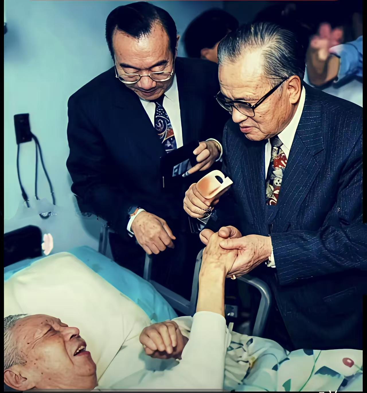 1998年，台北一间医院的病房里，一张老照片定格了抗日名将薛岳的人生最后时刻。照