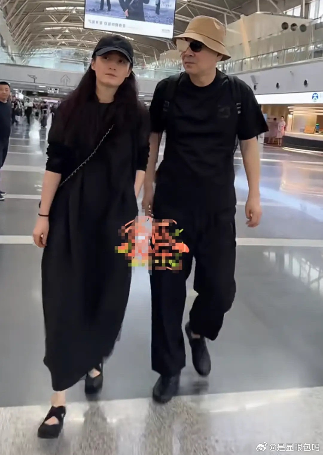蒋勤勤现身机场，走路气哄哄似在赌气，陈建斌跟身后像犯错的小孩！！！​​​