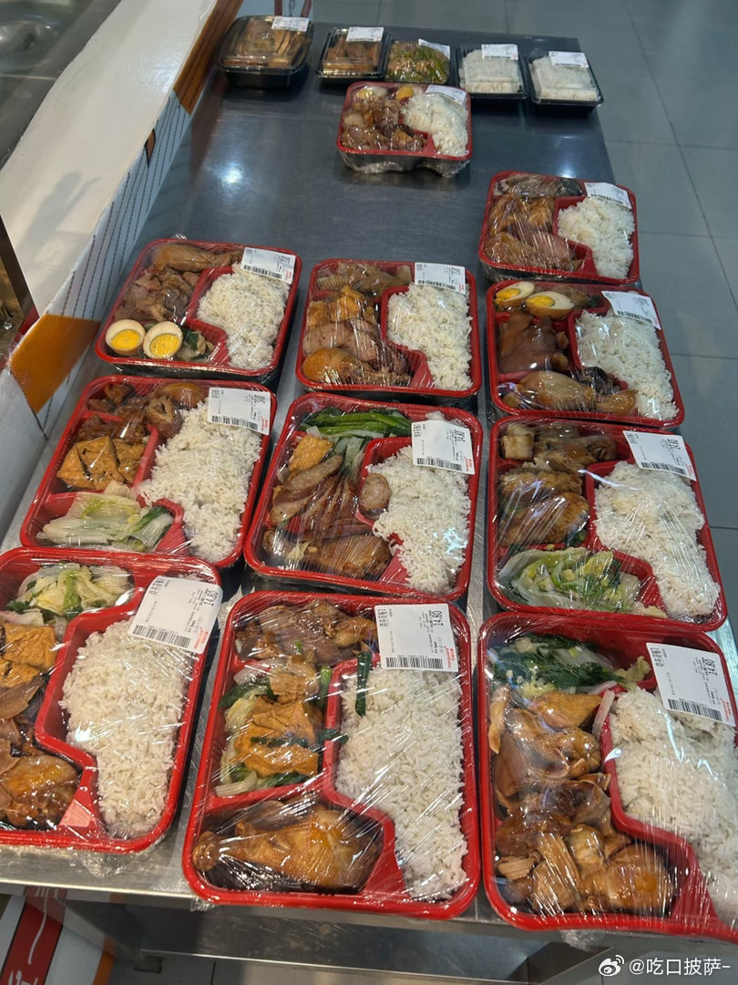 华润万家的盒饭，第一次吃说真的，看着挺豪华的​​​