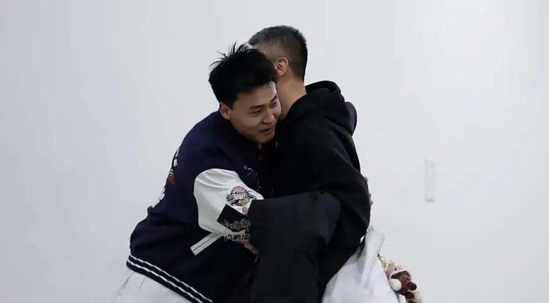 两次拥抱！第一次，去年底，郭士强飞新疆找赵睿，两人站在走廊里聊了很久，临走时赵