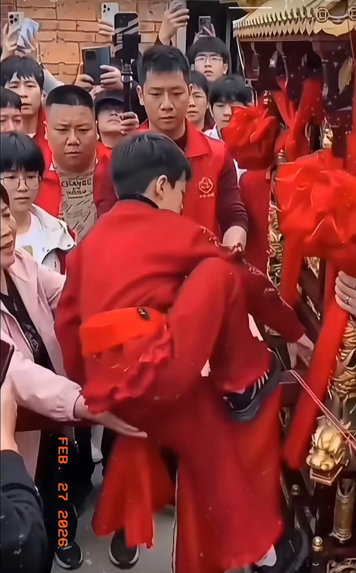 你看这个小朋友是不是自己爬上去的？湛江“小妈祖”事件官方一锤定音，真相彻底清晰了