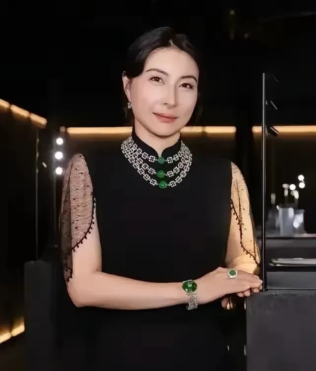 郭晶晶这套价值1900万的翡翠首饰，让很多人破防。让人破防的不是首饰有多贵，而