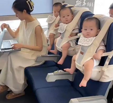 高铁上带一个娃，都够焦头烂额了。这位95后妈妈，却一个人带了三个，还全程不哭