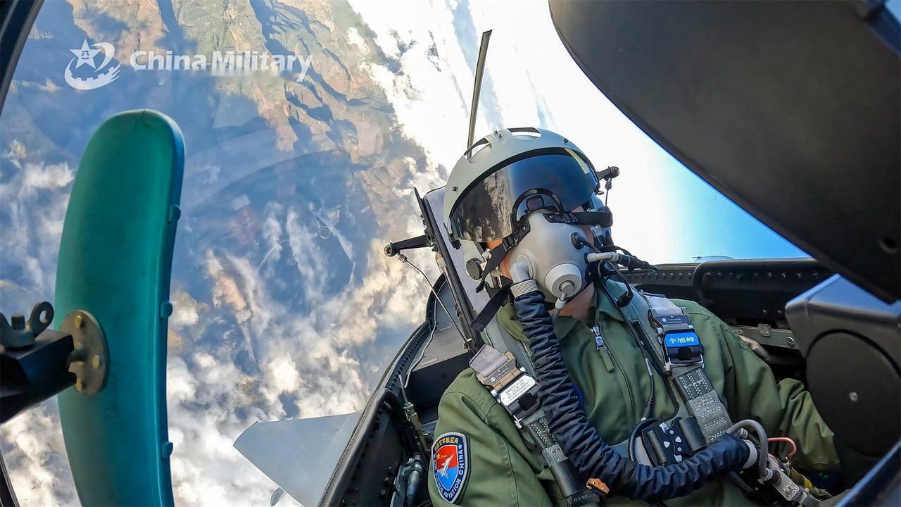 军站外网发布的官图，歼十正在进行空中机动飞行，飞行员已经拉上氧气面罩，准备对抗机