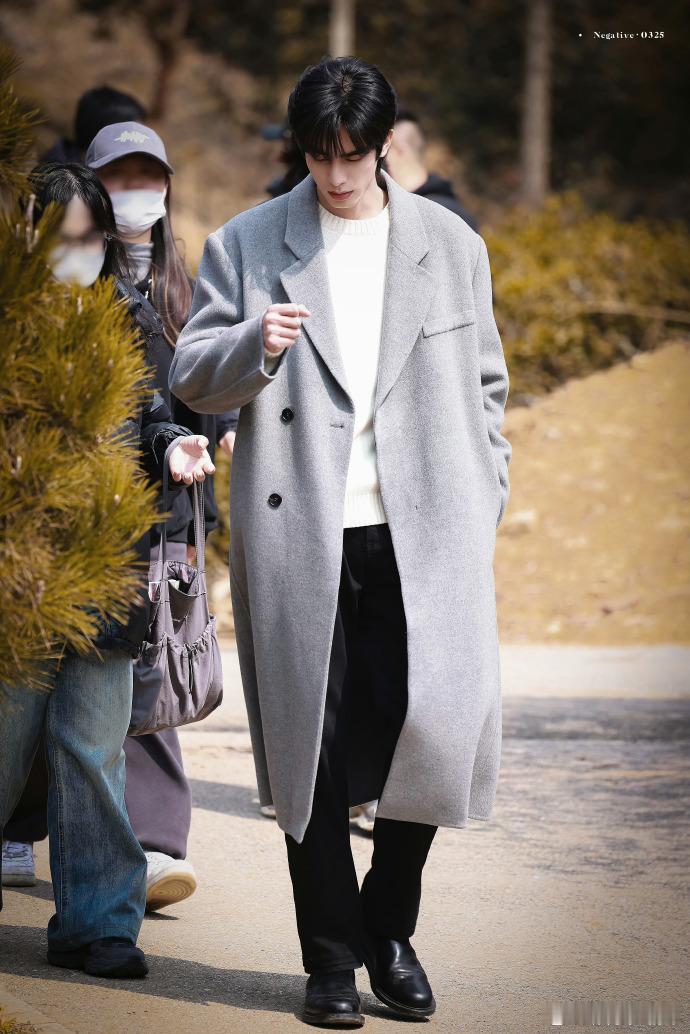 宋威龙一出场我天都亮了谁懂啊！宋威龙一登场，整个世界都仿佛被点亮了。在《骄阳似