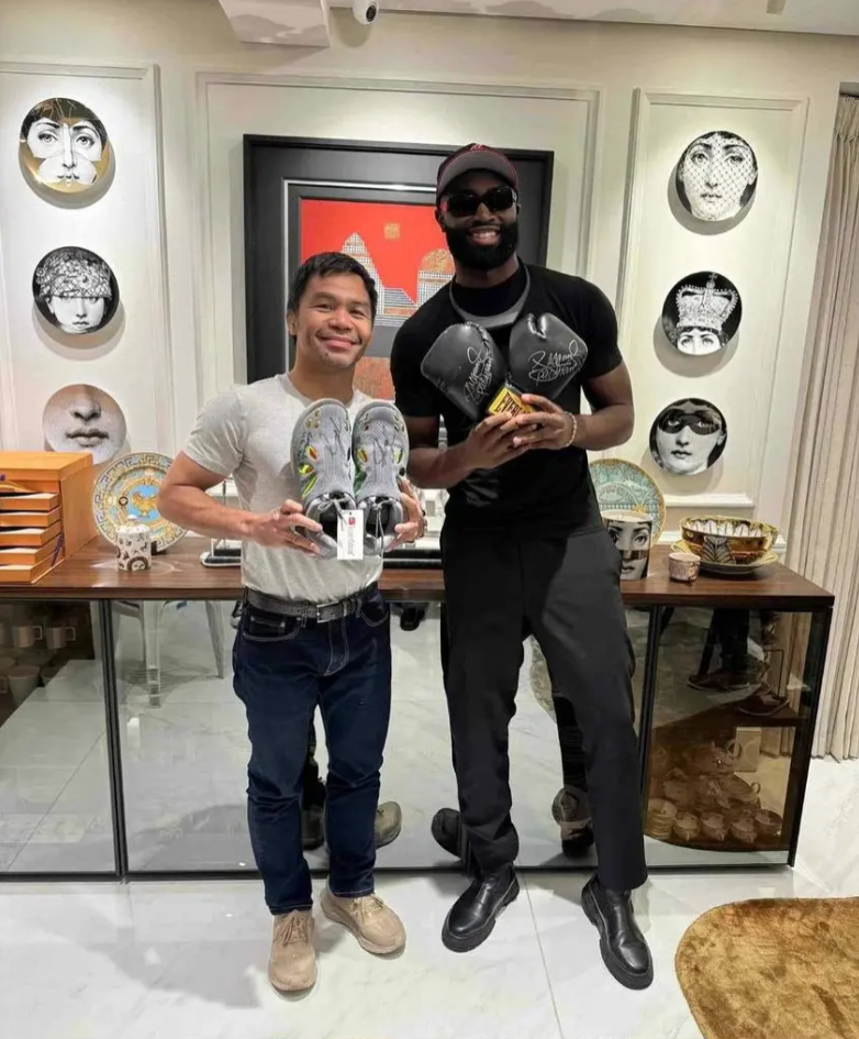 NBAMemes更新X，晒出一张凯尔特人球员杰伦-布朗和传奇拳击手曼尼-帕奎奥