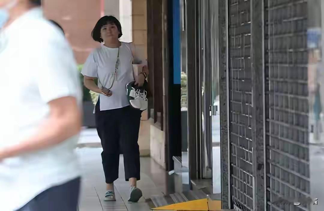 44岁Selina被偶遇，肚子比老公还大，脖子快“消失”了！网友：这幸福肥也太真
