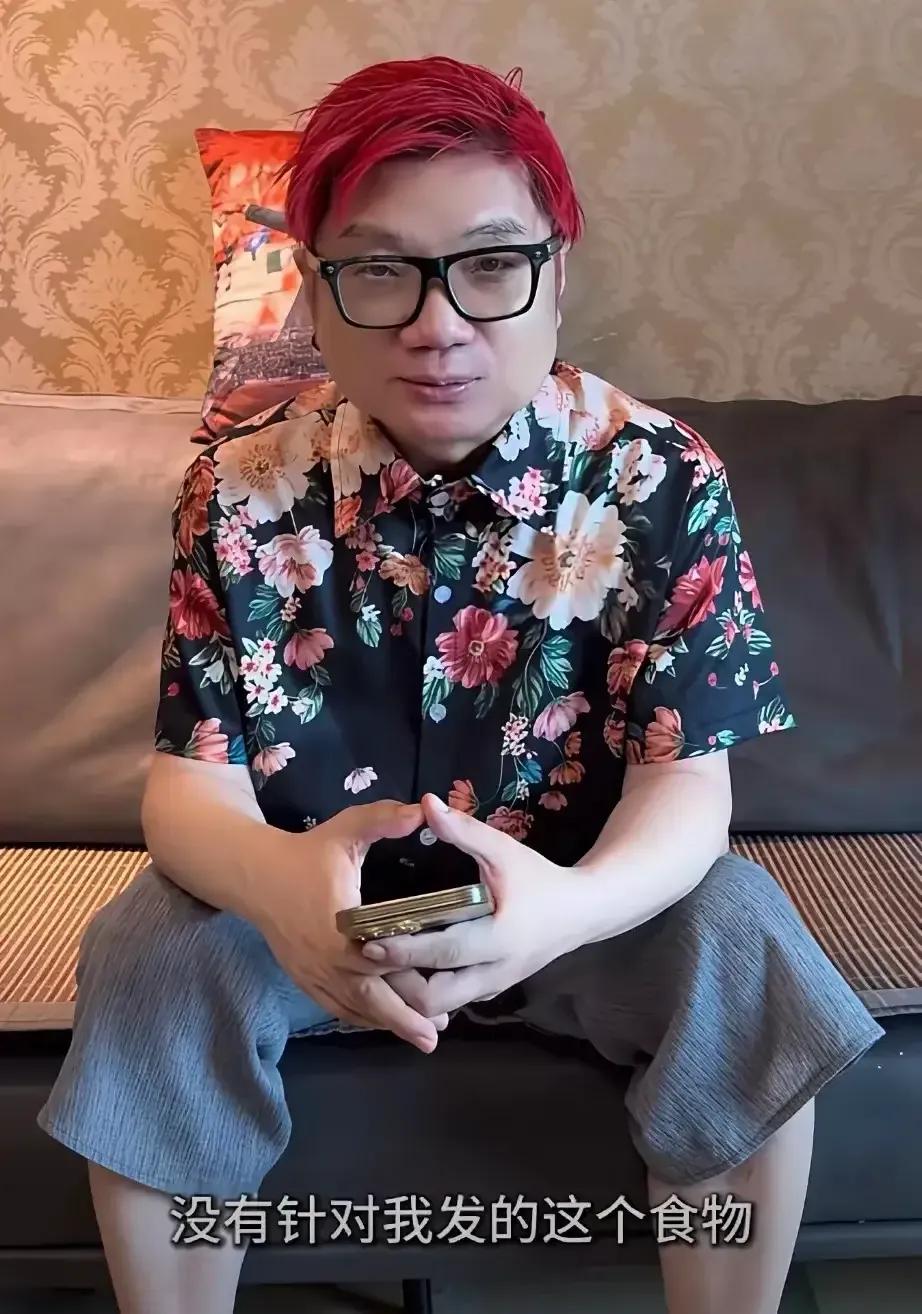 程青松这个人太另类了！太有个性了，辨识度极高。程青松无论个人气质还是外形穿搭又酷