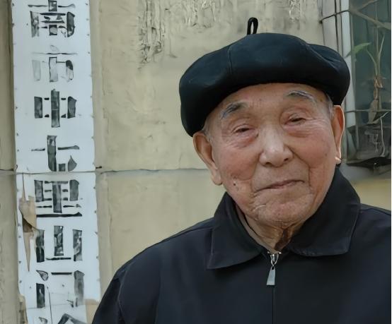 1937年，一个日本兵亲眼目睹战友摔死三岁幼童，他疯了一样阻止却被推开。于是，他