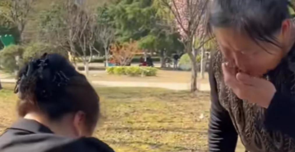 “看哭了！”四川，女子谢女士在回家的路上，看到有一位阿姨抱着一名婴儿在晒