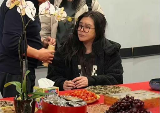 58岁王祖贤被拍。面部好臃肿完全认不出来了