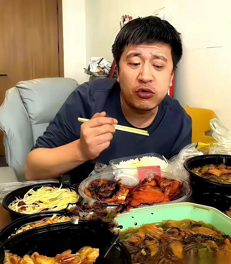 把71年的李亚鹏和84年的张雪峰，两顿饭的照片放一起，那感觉，太冲了。这边，李亚