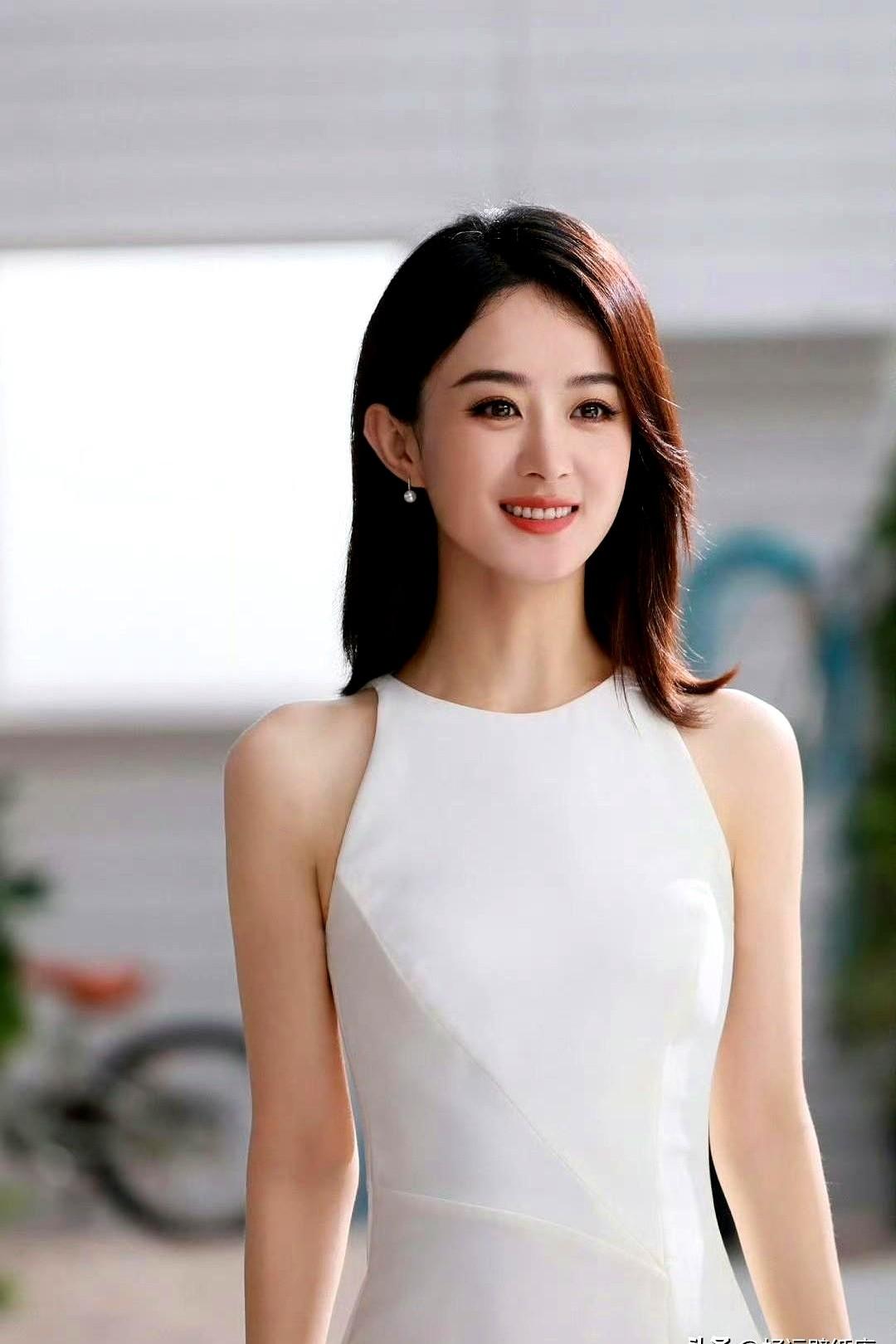 这谁顶得住？2026年8月的赵丽颖，直接靠一组庭院大片杀疯了！浅粉色礼服配上