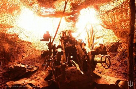 3吨炸弹轰塌大楼活埋一个连，俄年产12万枚航弹：血肉扛不住钢铁 俄军打仗这一