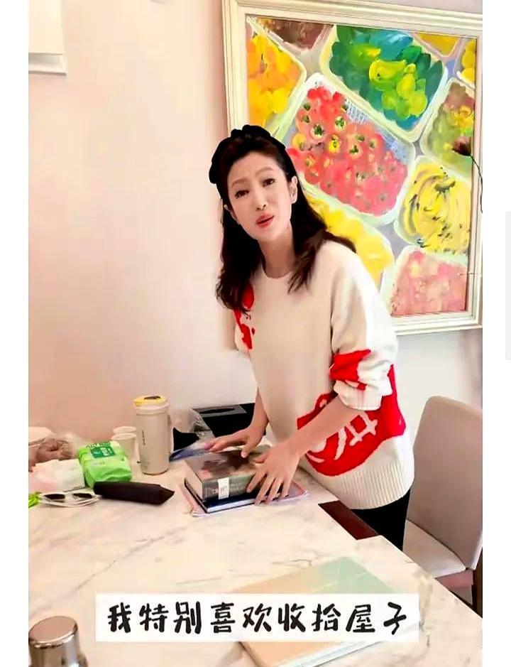 春妮小年晒出自家别墅，但最值钱的不是大理石地面和满墙实木柜子。你猜怎么着？