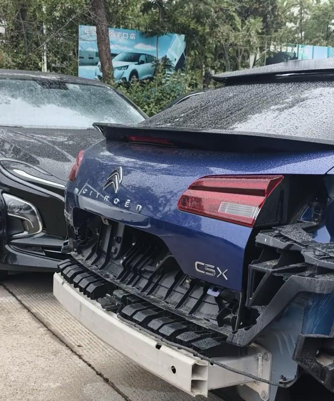 真材实料看得到，良心车，雪铁龙造当年买C5，展厅里就有一辆现车把车门切开展示