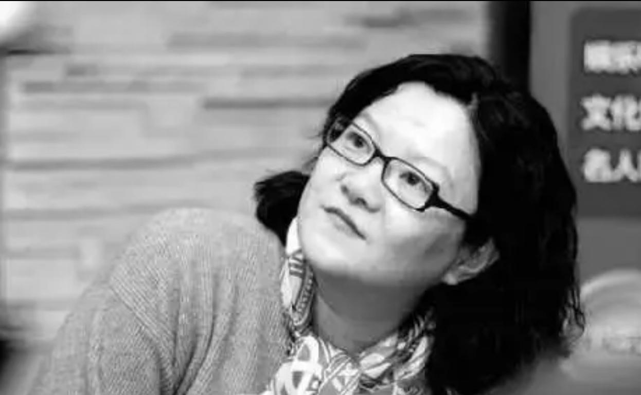 洪晃她妈章含之，那可是上世纪顶级的美人，你再看看洪晃，说句不好听的，长得是真有点