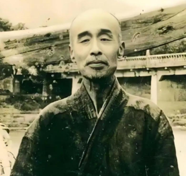 1942年，弘一法师晚年，四肢浮肿溃烂，拒绝服药，直面死亡。临终前，他将弟子叫到