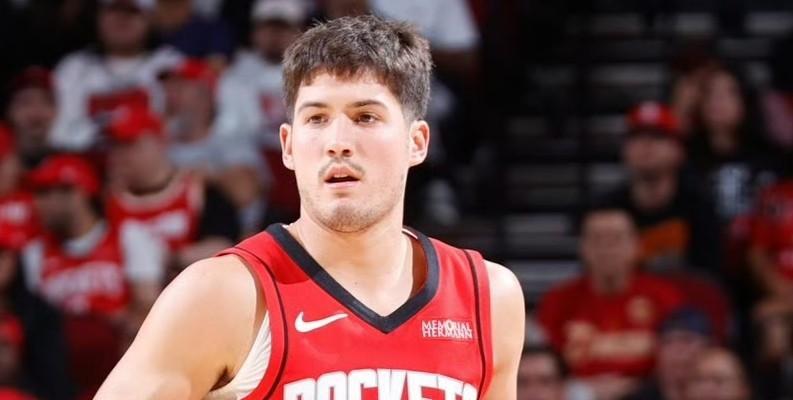 乌度卡对于谢泼德的要求很严厉：别指望给你安排协防的战术。谢泼德是目前休斯顿火箭