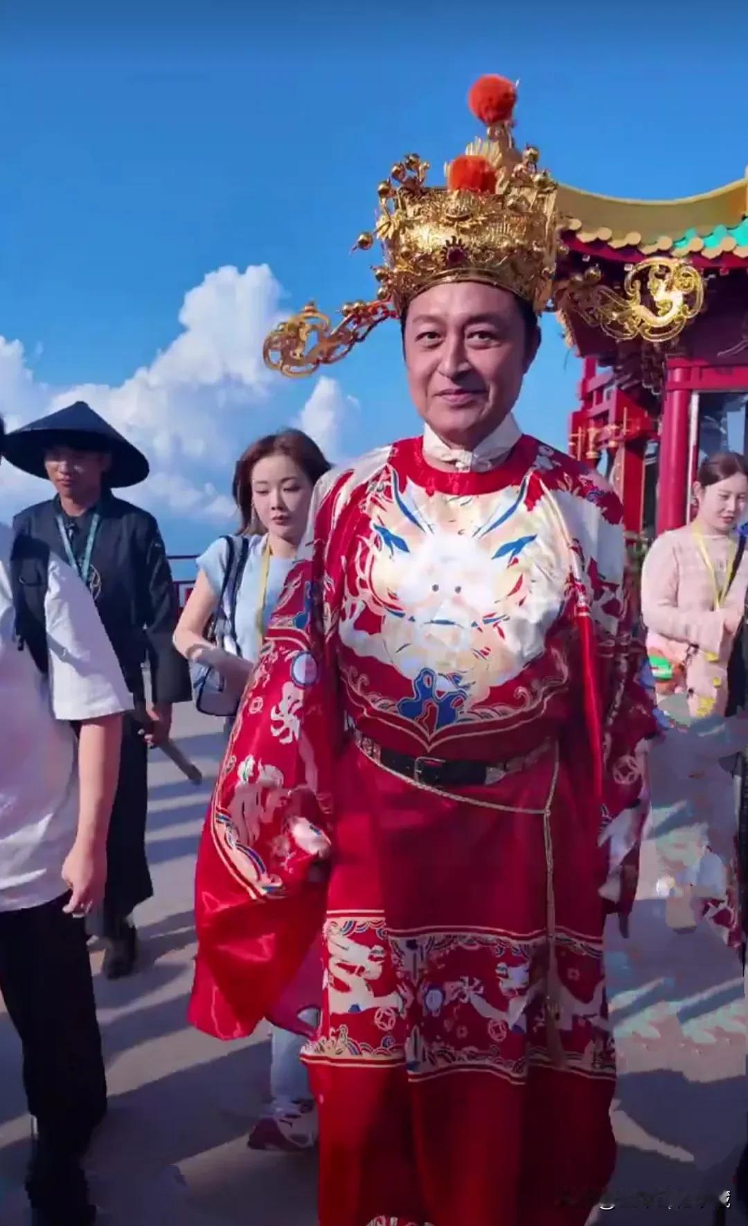 马景涛近日又现身浙江湖州云上草原景区，身穿厚重的财神爷服装，一脸潮红，感觉应该很