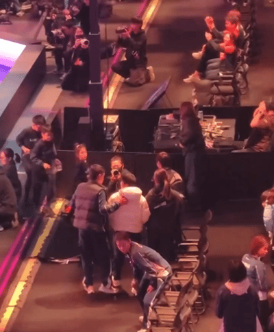 太可爱了，莎莎和coco一起退场，现场的摄影师也开始对着莎莎拍了。重庆冠军赛