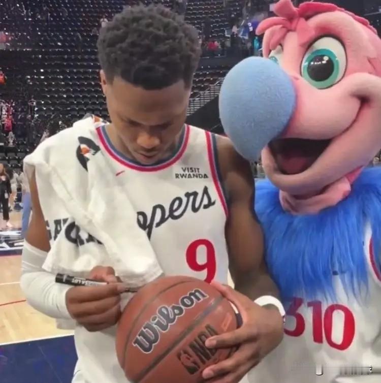 快船超级新援马瑟林真是太懂事了！在今天快船主场以115：114险胜掘金的赛后，此