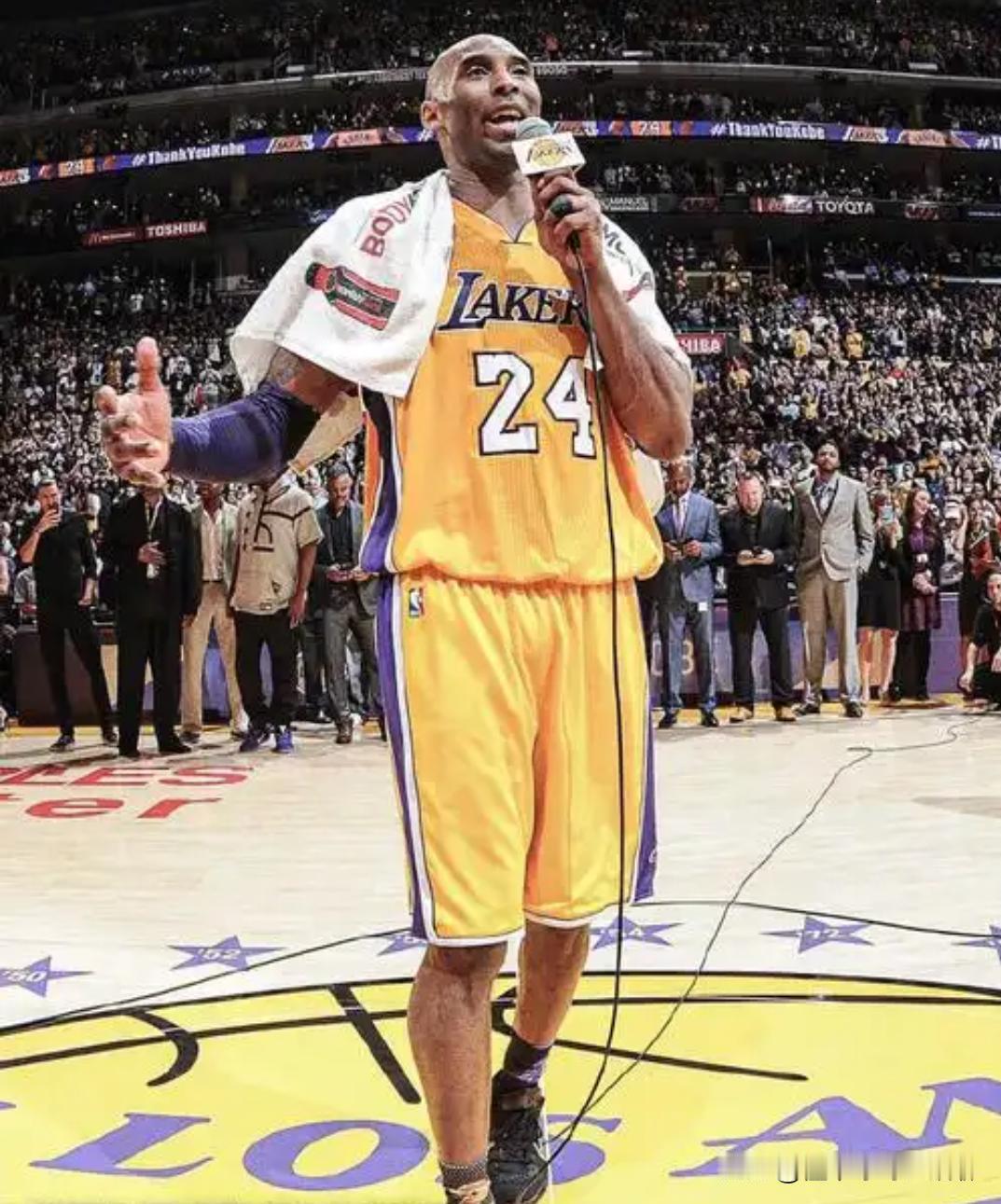 湖人给暮年的科比可以说是给了最大的尊重不要战绩，放弃培养新秀也要配合科比最后