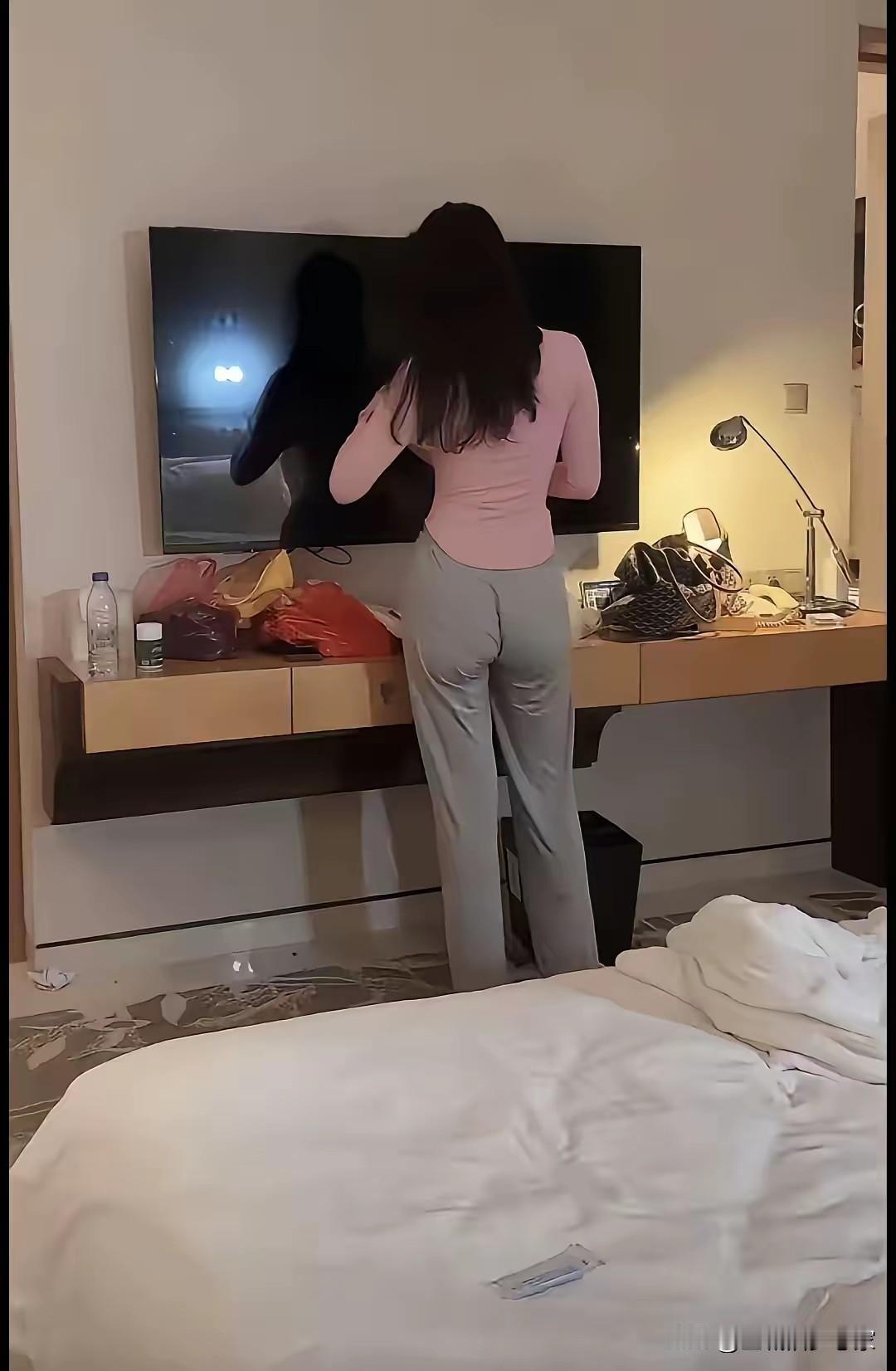 哈哈，这画面一下子就把我拉回那个又傻又甜的青春时光了！当年大学时代为了见对方，元
