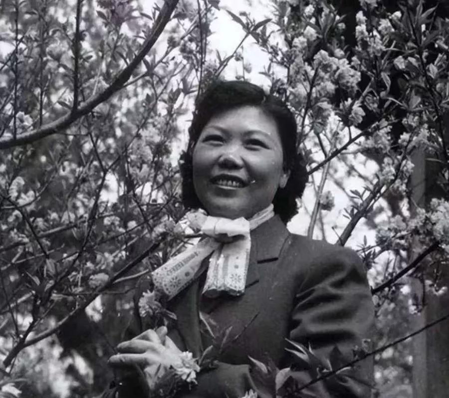 上世纪60年代的一天，原酒泉交际处处长范淑琴正准备出门，突然几个荷枪实弹的人