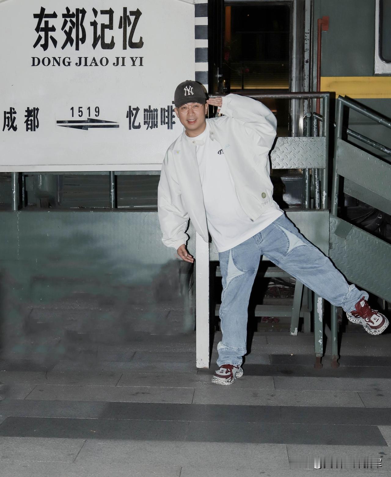 五一去东郊记忆玩，还请了街拍摄影师拍照，出片率超高！东郊记忆这地儿太适合年轻人打