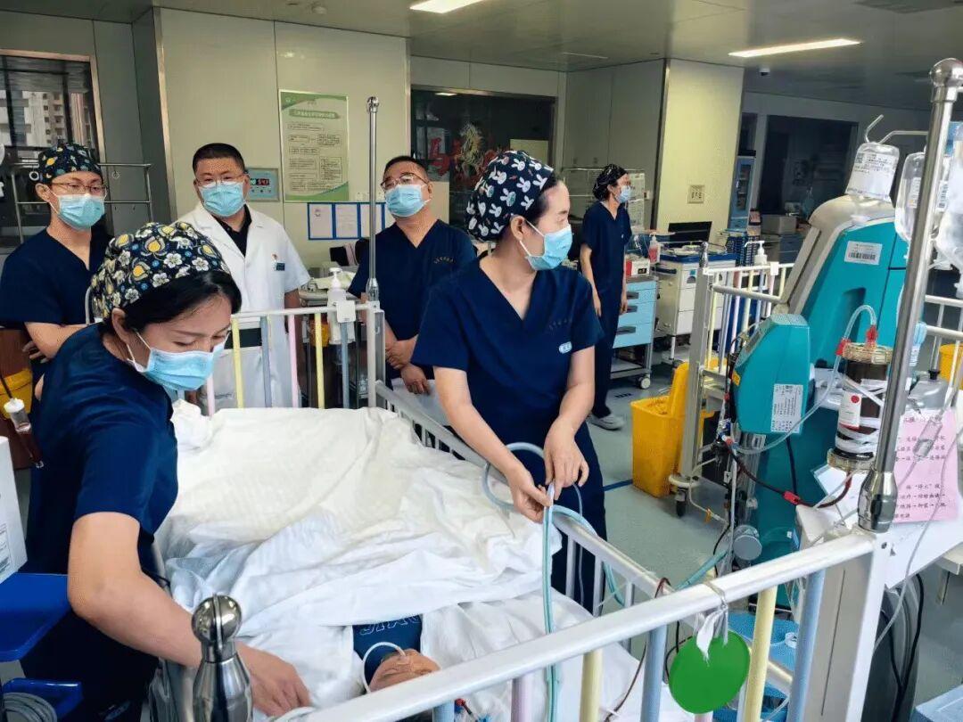 河南一名两岁的小男孩，家里人看管不到位，把装过百草枯的容器随便放屋里，孩子当成饮