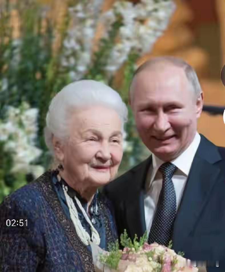 大帝的老母亲满头银发，一脸的慈祥，一位伟大的母亲，养育了一个强硬不凡的总统儿子，