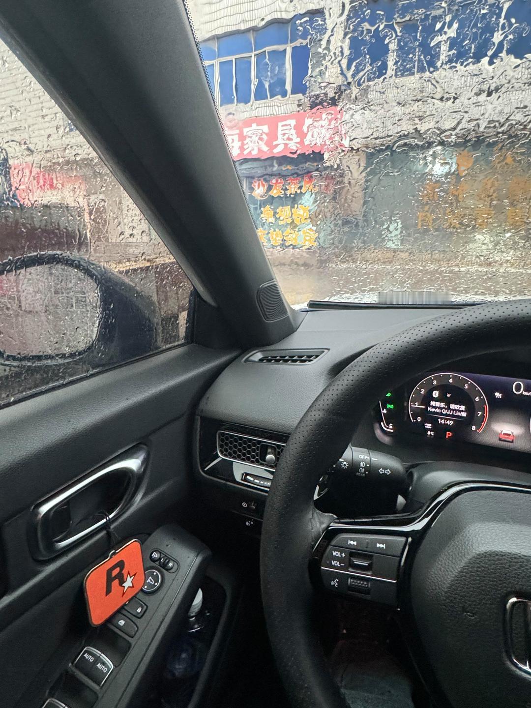 雨天行车技巧，新手也能稳如老司机开车跑了2万公里，其中有一半路程是雨天行驶，作