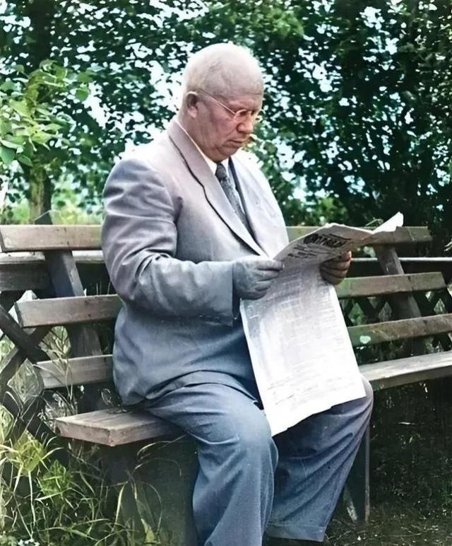 1964年，被迫“退休”后的赫鲁晓夫在莫斯科郊外一所别墅内过起了闲云野鹤的生