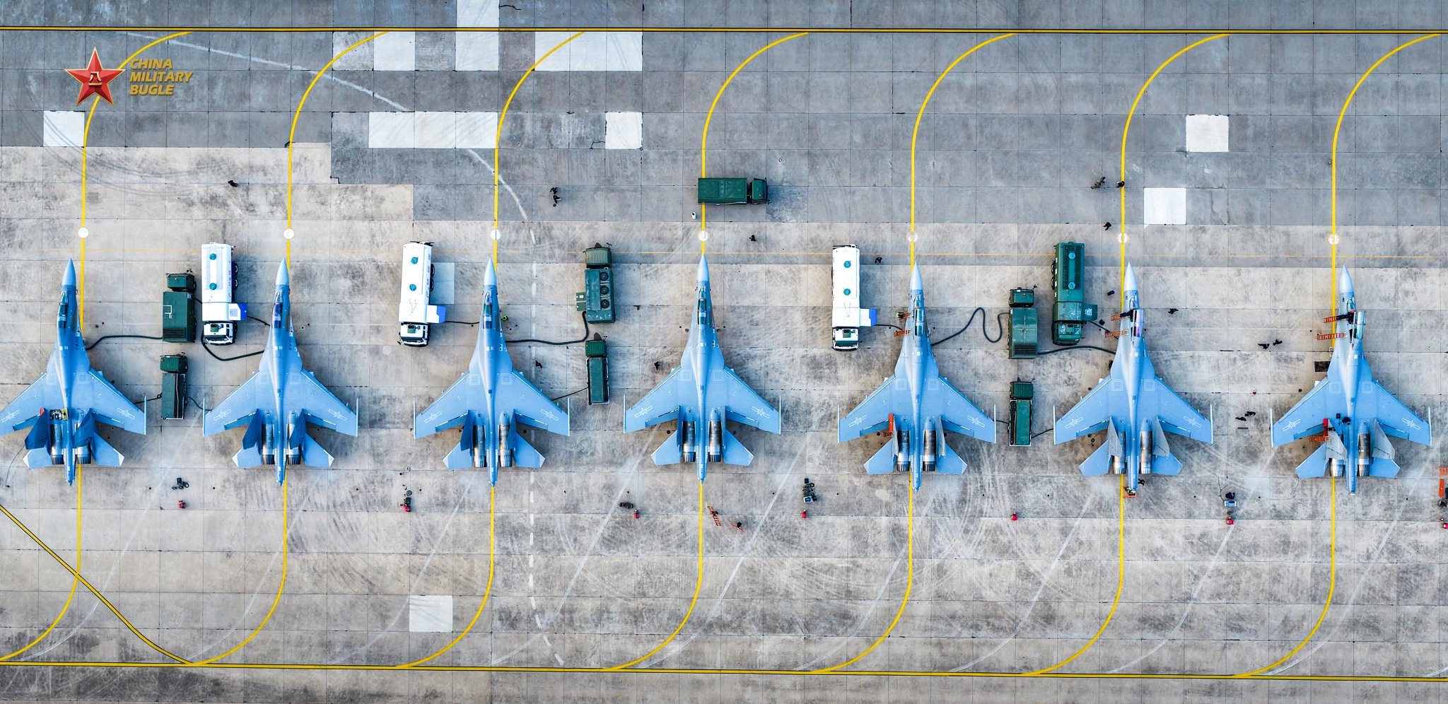 空军航空兵某部的歼-16战机和运-20B运输机开展训练。（中国军号海外版）​