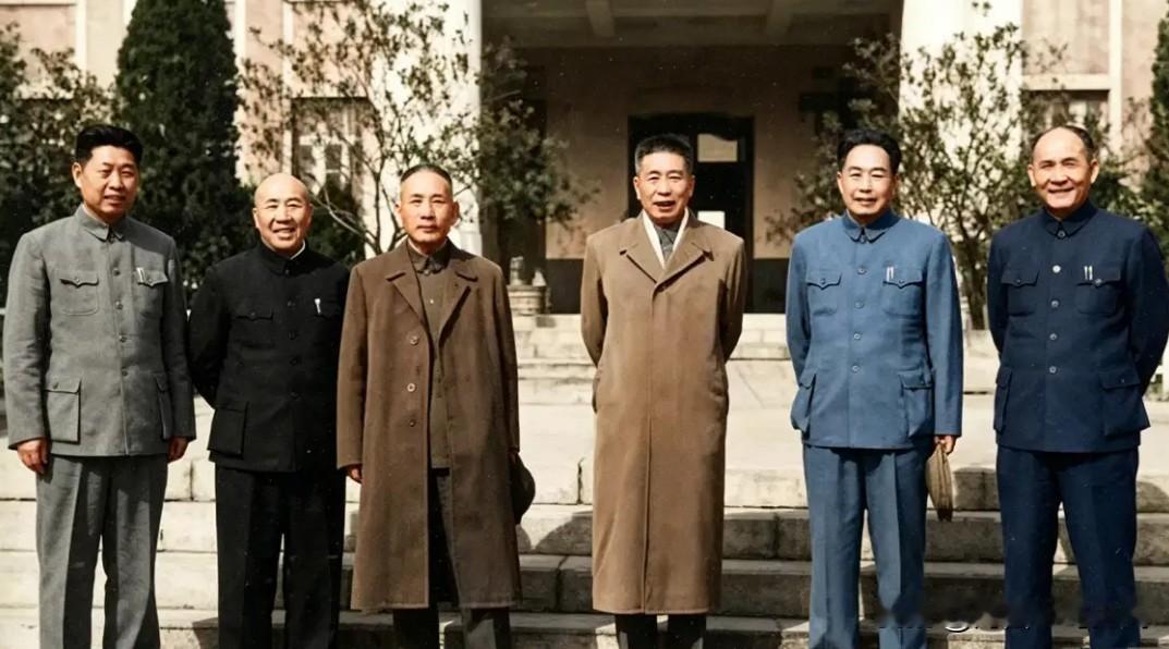 1960年，中共中央东北局主要领导的一张合影。左一：吴德，时任东北局书记（时设第