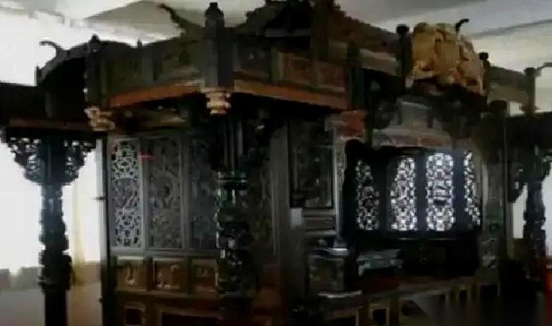 2007年，福建男子林仁贵花了2亿元买下一张皇帝睡过的龙床，面对专家上交的提议，