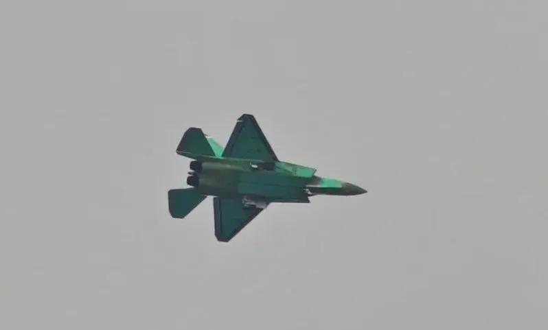 J35A首架大批量量产机型现身。巴基斯坦网友迫切希望这是交付巴基斯坦的首架战斗机