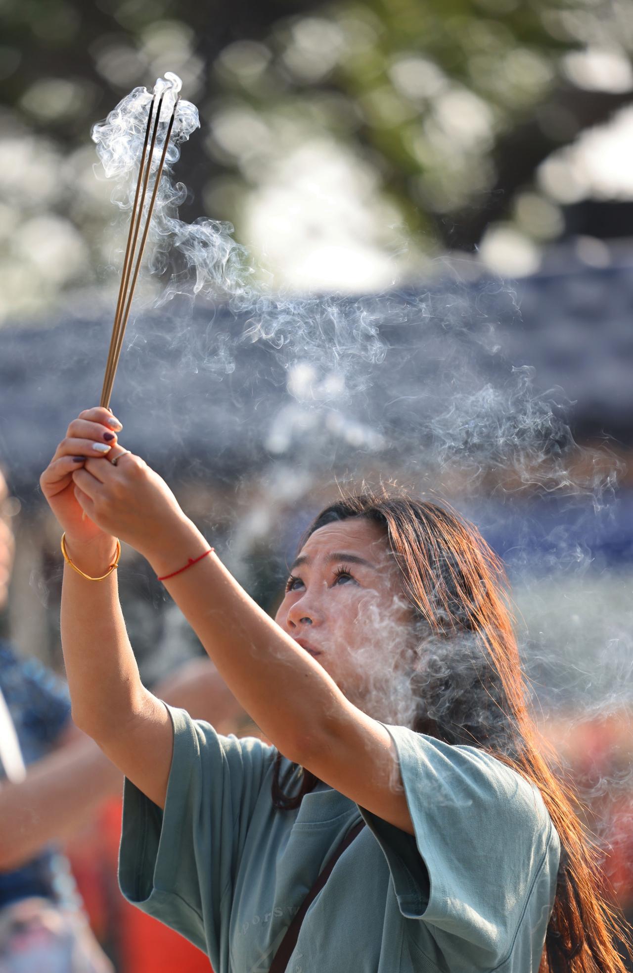 当北方裹着寒风落雪，三亚南山却依旧暖阳漫坡、绿意葱茏。这片被“福如东海，寿比南