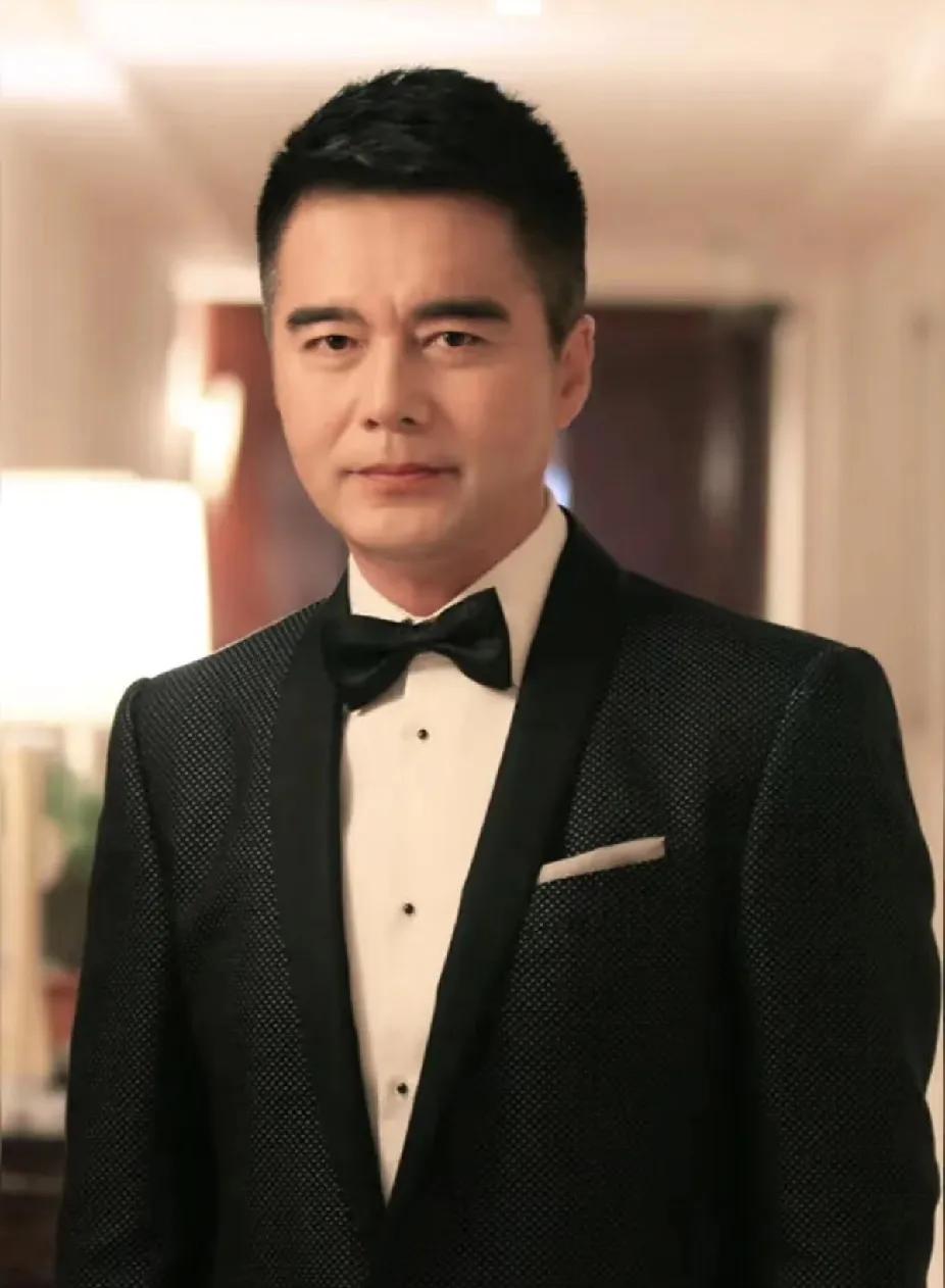 真是没处说理去！亲爹住千万豪宅，儿子却在老破小吃泡面？这20分钟车程，隔开的不只