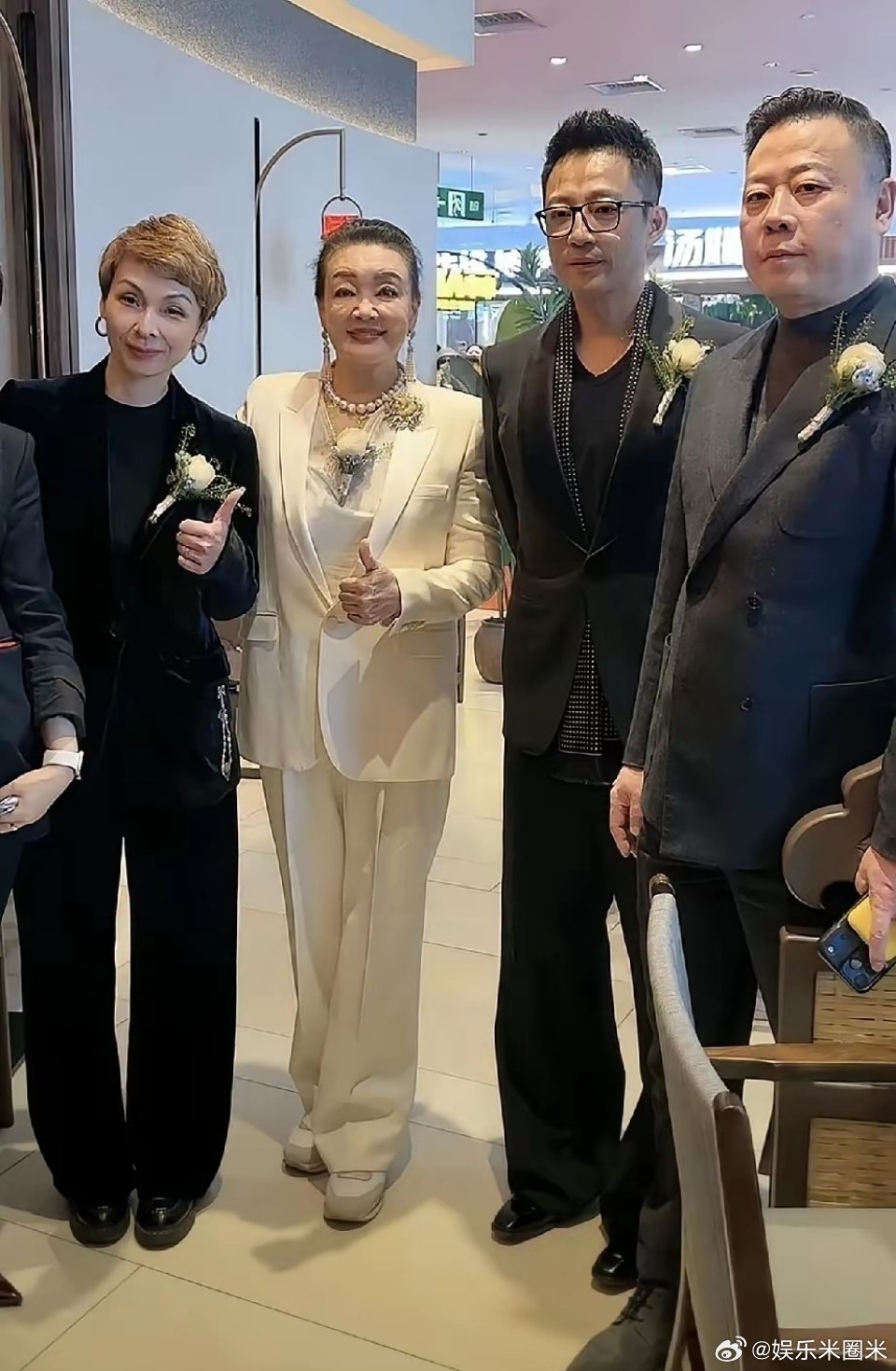 汪小菲真是个谜，越来越看不懂他了，你说他年轻有为吧，麻六记一家又一家的新店开业，