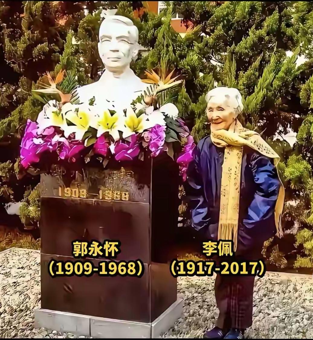 这是“中科院最美玫瑰”李佩与郭永怀塑像的真实合影，说明她深爱着丈夫，场景让人泪目
