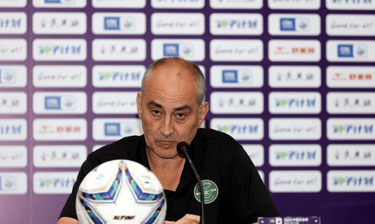 浙江队主教练卡内达可能下课，换成本土教练执教。据《体坛周报》报道，浙江队主教练卡