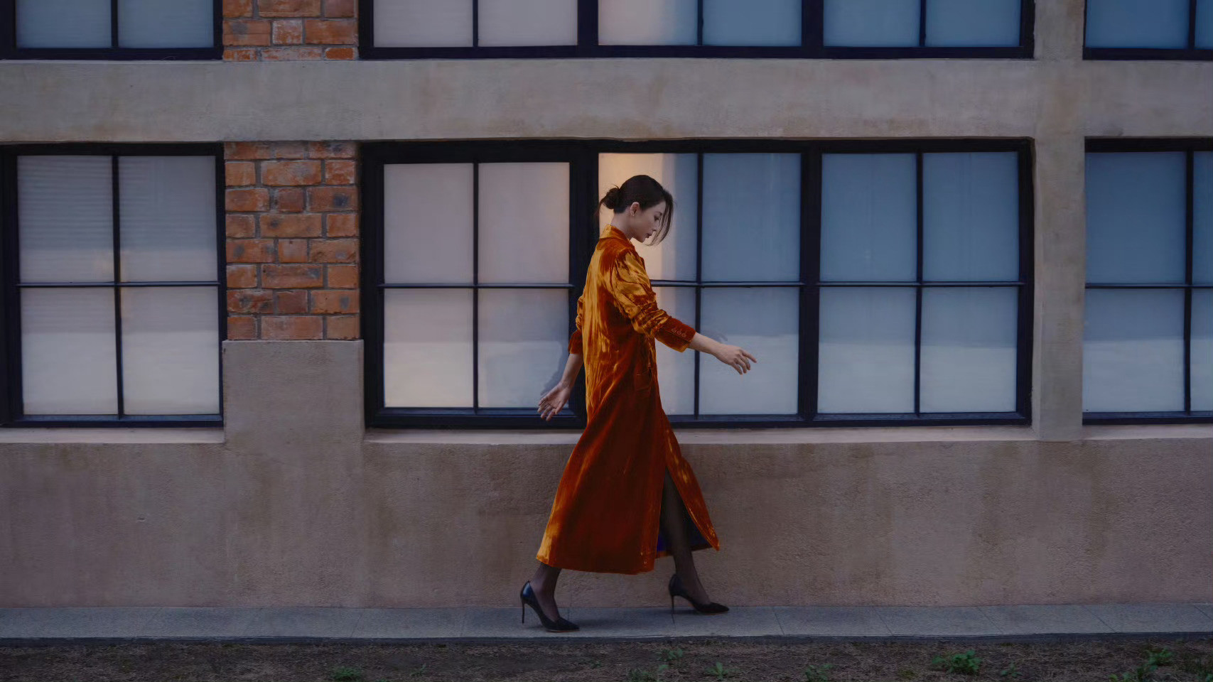 殷桃大衣配黑丝绝佳殷桃