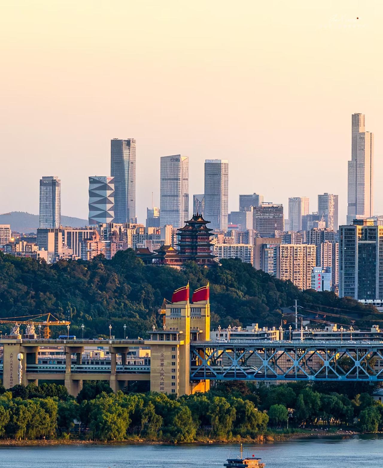 广东与江苏GDP之争实际上就是广州和南京两个省会之间PK。这几年广州拉了广东大腿